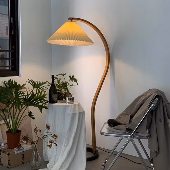 Holz-Stehlampe, nordisches Design, Fischen, plissierter Stoff-Lampenschirm, klassische Stehleuchte (WH-WFL-13)
